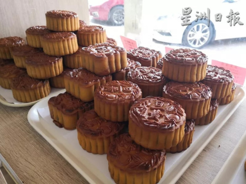 東發(fā)餅家堅(jiān)持只制作傳統(tǒng)月餅，且餅皮烤的比較深色，增加手工月餅的嘗鮮時(shí)間。（馬來(lái)西亞《星洲日?qǐng)?bào)》）