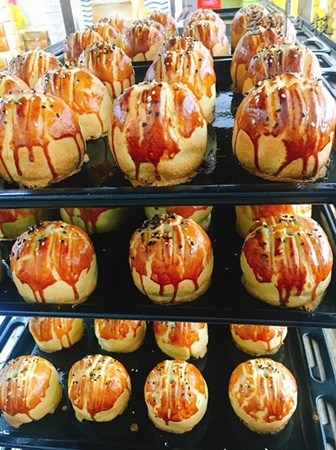 有些客人獨(dú)愛游港上海月餅的酥脆餅皮及濃郁奶油香。（馬來(lái)西亞《星洲日?qǐng)?bào)》）