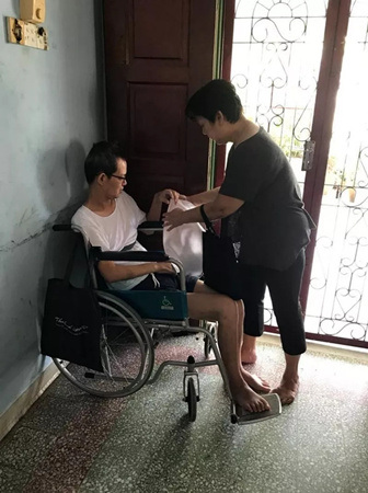 陳鴻吉不能說話，媽媽饒佩芬買了白板，嘗試讓兒子用白板寫字溝通。（馬來西亞《星洲日報》）