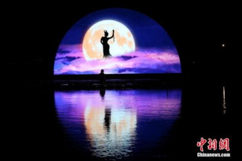 以“慧聚兩岸情，兩岸一家親”為主題的海峽兩岸（昆山）中秋燈會將于9月19日在江蘇昆山舉行。10日晚，在昆山古鎮(zhèn)周莊，各色彩燈相繼試亮燈，將湖灣、水巷、小橋、老街、古宅、名剎串連成珠，一組組大型燈組呈現(xiàn)出兩岸民俗風(fēng)情，凸顯江南水鄉(xiāng)的迷人夜色。 黃瑩 攝