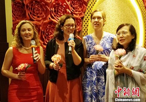 10日晚，中國駐東盟使團在印尼首都雅加達舉辦迎中秋招待會，東盟10國及對話伙伴國駐東盟副代表出席招待會。圖為各國外交官興致盎然，紛紛引吭高歌。<a target='_blank' >中新社</a>記者 林永傳 攝