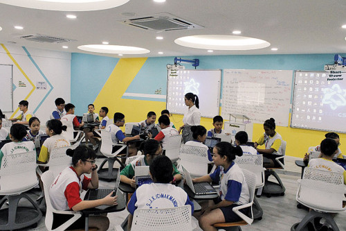 該校STEM Lab的導(dǎo)師陳姿穎與學(xué)生們一起上課。(馬來(lái)西亞《光華日?qǐng)?bào)》/黃意婷 攝)