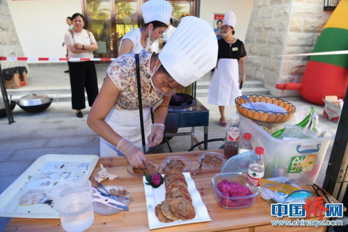 圖為越南歸僑黃梅宗與22歲的女兒沈世婷制作越南蔥花餅。林浩 攝