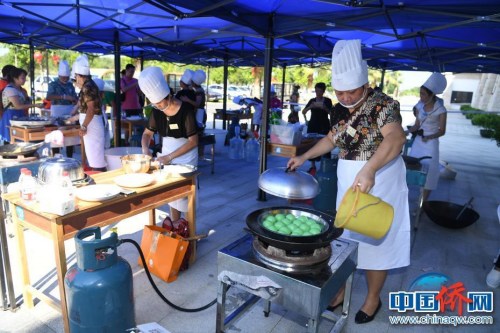 圖為印尼僑眷蘇貞娟的在制作綠色糯米椰絲球，這個(gè)糕點(diǎn)獲得當(dāng)天比賽的一等獎(jiǎng)。林浩 攝