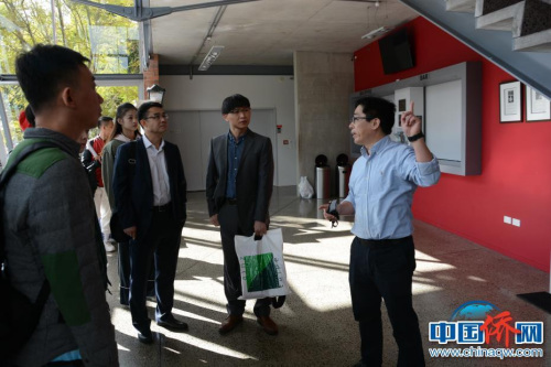 圖為巡演團(tuán)團(tuán)長(zhǎng)、中央民族大學(xué)國(guó)際合作處副處長(zhǎng)胡華征（右三）率團(tuán)抵達(dá)瑞伊•弗瑞德曼藝術(shù)中心，與演出籌辦方、奧克蘭孔子學(xué)院中方院長(zhǎng)周兵（右一）交流。 中央民族大學(xué)供圖 劉佳攝