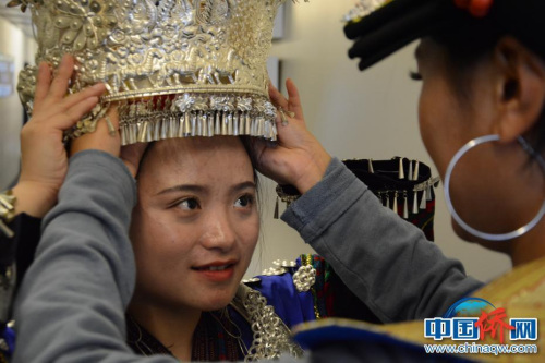 圖為巡演團(tuán)里的大學(xué)生演員佩戴苗族頭飾。 中央民族大學(xué)供圖 劉佳攝
