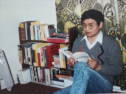 1990年留學(xué)期間逯高清在布里斯班家中讀書 1990年留學(xué)期間逯高清在布里斯班家中讀書