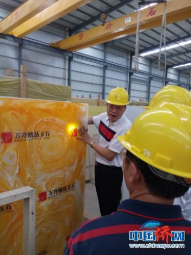 圖為僑商們?cè)谑募庸隹疾?鐘欣 攝