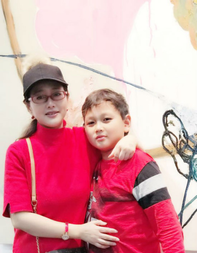 苗青和她的兒子合影。苗青提供