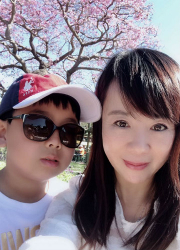 劉筱青和她的兒子在洛杉磯合影。(美國(guó)《僑報(bào)》/劉筱青提供)