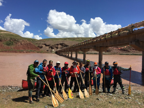 長江源漂流終點(diǎn)曲麻萊通天河大橋。11位獨(dú)木舟漂流長江源的勇士合影，水哥是右五。