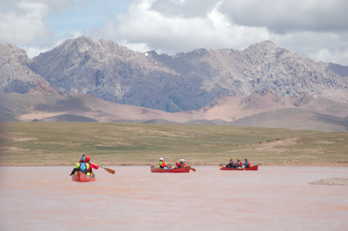 長江源獨(dú)木舟漂流的勇士們(二)。