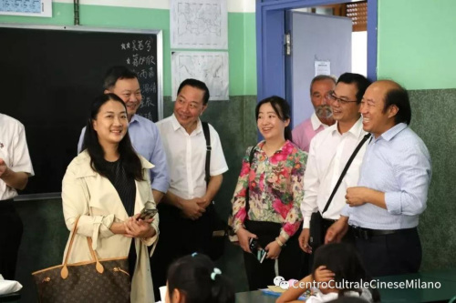 交流團走進龍甲中文學校課堂。