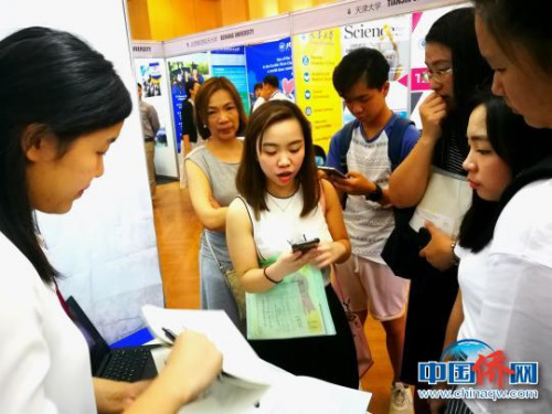 碧瑤的女大學(xué)生潘歡雅(MARIE D.PUA)(前左二)專程來(lái)找同濟(jì)大學(xué)，她非常喜歡上海，希望報(bào)考國(guó)際貿(mào)易專業(yè)。　關(guān)向東 攝