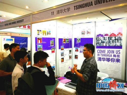 清華大學(xué)招生辦劉禹廷老師表示，不少菲律賓學(xué)生有備而來(lái)，對(duì)清華經(jīng)濟(jì)管理、計(jì)算機(jī)、醫(yī)學(xué)專業(yè)表現(xiàn)出興趣。　關(guān)向東 攝