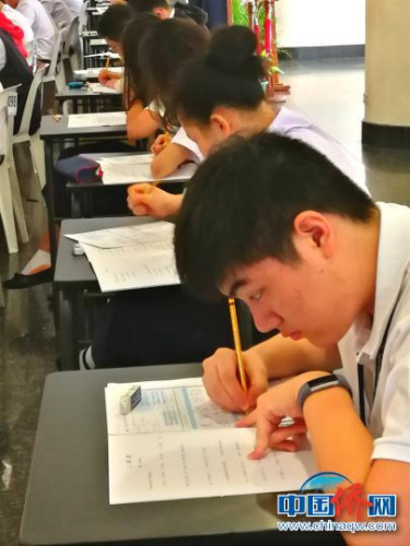 認(rèn)真答題的學(xué)生。　關(guān)向東 攝