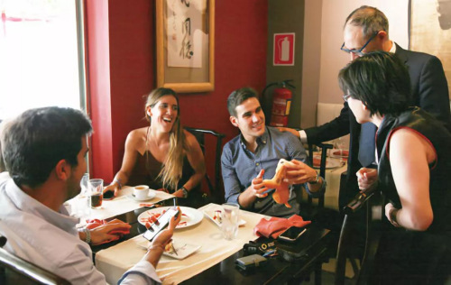 China Té老板娘為就餐的西班牙人講解中餐文化。（圖片來源：《歐洲時報》邵依妮/攝）