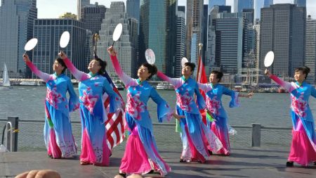 “紐約華星”分團(tuán)-東方之珠藝術(shù)團(tuán)的表演 “紐約華星”分團(tuán)-東方之珠藝術(shù)團(tuán)的表演