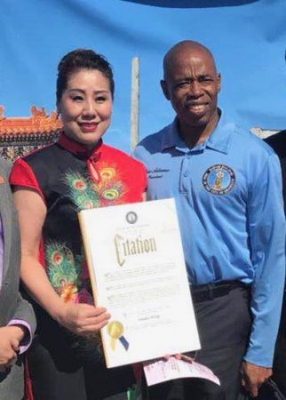 布魯克林亞當(dāng)斯區(qū)長頒獎(jiǎng)給項(xiàng)靜文 布魯克林亞當(dāng)斯區(qū)長頒獎(jiǎng)給項(xiàng)靜文