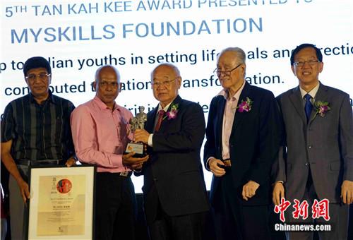 Pasupathi(左二)接受頒獎(jiǎng)。陳悅 攝