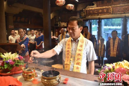 割香掬火。(高亞成) 高亞成 攝