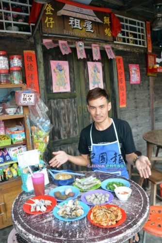 袁志成細(xì)心打造祖屋凳仔鮮蛤小食物。(馬來西亞《中國報》記者 趙詩綺 攝)