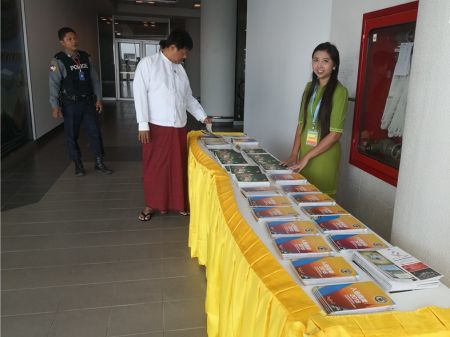 緬甸曼德勒華助中心為中國游客贈(zèng)送《入緬指南》。(緬甸曼德勒華助中心圖片)