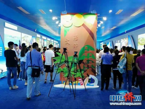 眾人參觀文昌主題圖片展?！堒缫?攝