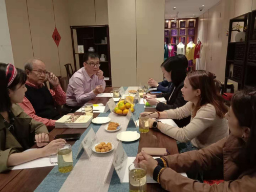 中國敦煌吐魯番學(xué)會(huì)顧問、絲綢之路專業(yè)委員會(huì)主任胡戟（左2）10月13日在西安向菲律賓媒體代表團(tuán)介紹“一帶一路”相關(guān)情況。