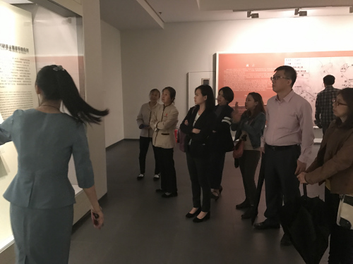 菲律賓媒體代表團(tuán)成員10月13日在西安大唐西市博物館參觀。