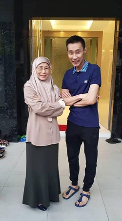 萬·阿齊扎·萬·伊斯梅爾在社交媒體上載照片指出，很高興見到李宗偉成功抗癌，希望他完全康復。（馬來西亞《中國報》）