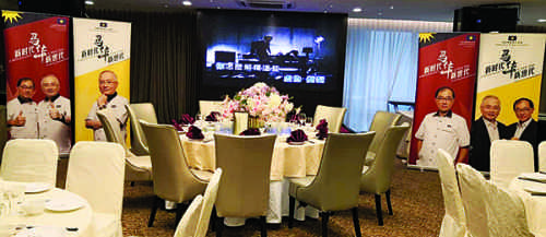 現(xiàn)場可以看到印有魏家祥和馬漢順的海報。（馬來西亞《光華日報》）