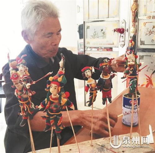 一把剪刀，一把梳子，巧手制作妝糕人。