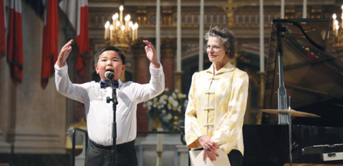 薩爾維亞特和華人少年孔祥達(dá)分別用法語(yǔ)和中文朗誦紀(jì)念一戰(zhàn)華工的詩(shī)歌。（法國(guó)《歐洲時(shí)報(bào)》/孔帆 攝）