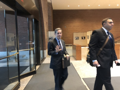 領(lǐng)導(dǎo)亞裔控訴哈佛大學(xué)招生歧視亞裔學(xué)生的SFFA主席布魯姆(后者)15日一早來到法庭，準(zhǔn)備出庭。(美國《世界日報(bào)》/劉晨懿之 攝)