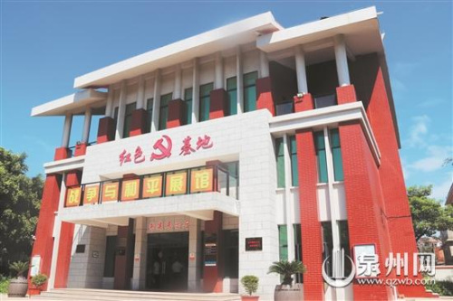 作為紅色教育基地的“戰(zhàn)爭與和平展館”，圖文講述了許多圍頭故事。