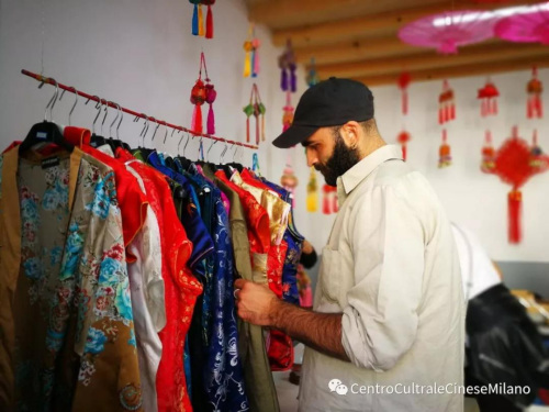 來賓在民族服飾展區(qū)參觀