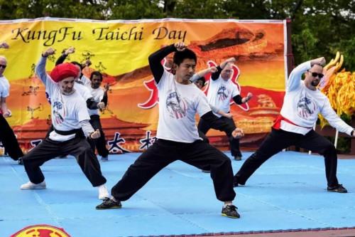 世界武術(shù)冠軍、俄州武術(shù)協(xié)會會長高森(中)率隊展示(圖片來源：中國駐紐約總領(lǐng)館微信公眾號)