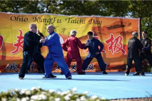 切磋技藝(圖片來源：中國駐紐約總領(lǐng)館微信公眾號)