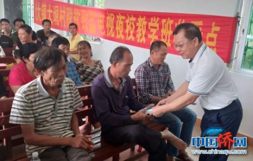 咖啡生產(chǎn)企業(yè)到萬寧北大鎮(zhèn)大堀村對農(nóng)戶開展技術(shù)培訓(xùn)?！×赫瘳| 攝