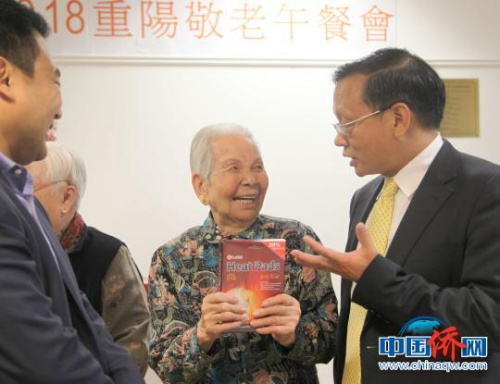 10月16日，倫敦華人社區(qū)社區(qū)中心在唐人街舉辦了2018重陽敬老午餐會(huì)，來自倫敦各地區(qū)的50多位年齡在六、七十歲以上華人老人參加了此次“敬老愛老獻(xiàn)愛心”活動(dòng)。圖為中國駐英國大使館盧海田參贊(右)與92歲高齡老人劉水蓮(中)拉家常交談，送上節(jié)日祝福?！埰?攝