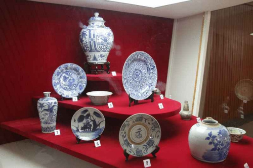 沙巴博物院所展出有關(guān)華人文化的文物，或許是以來自中國(guó)的陶瓷品最具“華人”氣息，但卻無法讓人感受與華人和文化的關(guān)聯(lián)。（馬來西亞《星洲日?qǐng)?bào)》）