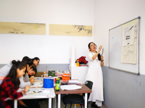 現(xiàn)場(chǎng)的中國(guó)畫(huà)課程。