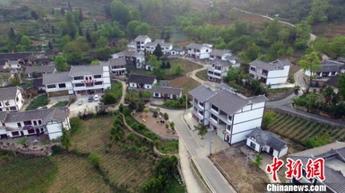 圖為航拍貴州省畢節(jié)市大方縣木寨村。　瞿宏倫 攝