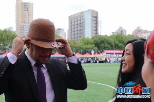 馬克羅在留學生文化節(jié)上體驗進博展品?！」﹫D 攝