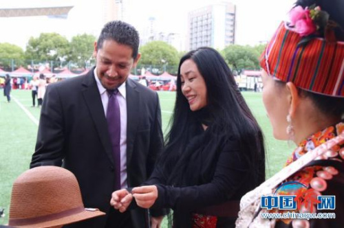 馬克羅在留學生文化節(jié)上體驗進博展品?！」﹫D 攝