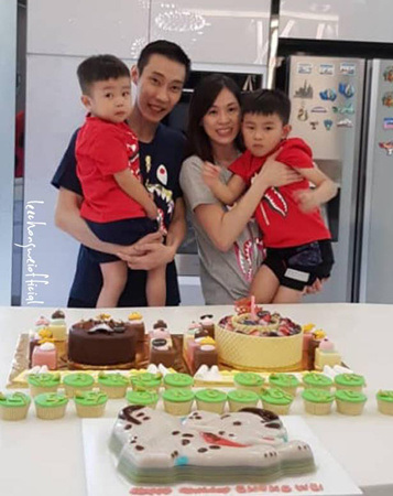 李宗偉一家4口開(kāi)心慶生。（馬來(lái)西亞《光華日?qǐng)?bào)》）
