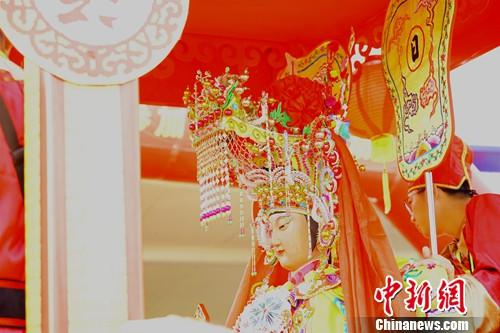 10月22日，信眾護(hù)送湄洲媽祖坐上巡境車，有史以來最大的中菲民間文化交流活動(dòng)“媽祖下南洋，重走海絲路”巡安菲律賓暨公益慈善系列活動(dòng)開啟。關(guān)向東 攝