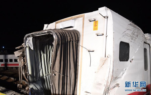 這是10月21日拍攝的列車出軌翻覆事故現(xiàn)場(chǎng)。