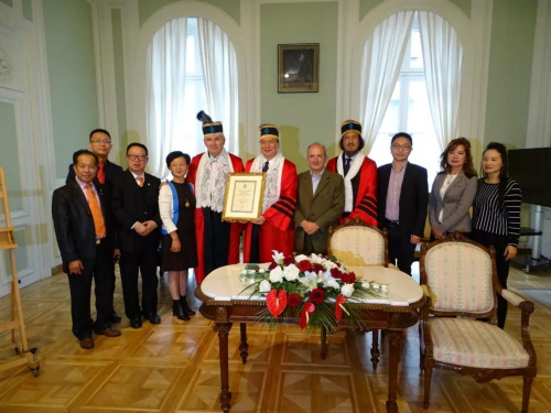 蘭玉彬與到場(chǎng)嘉賓合影。